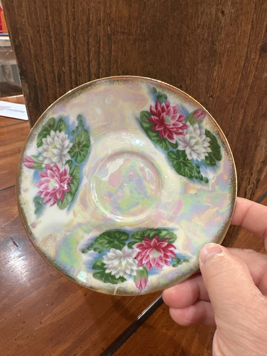 Ucago Iridescent Water Lily saucer