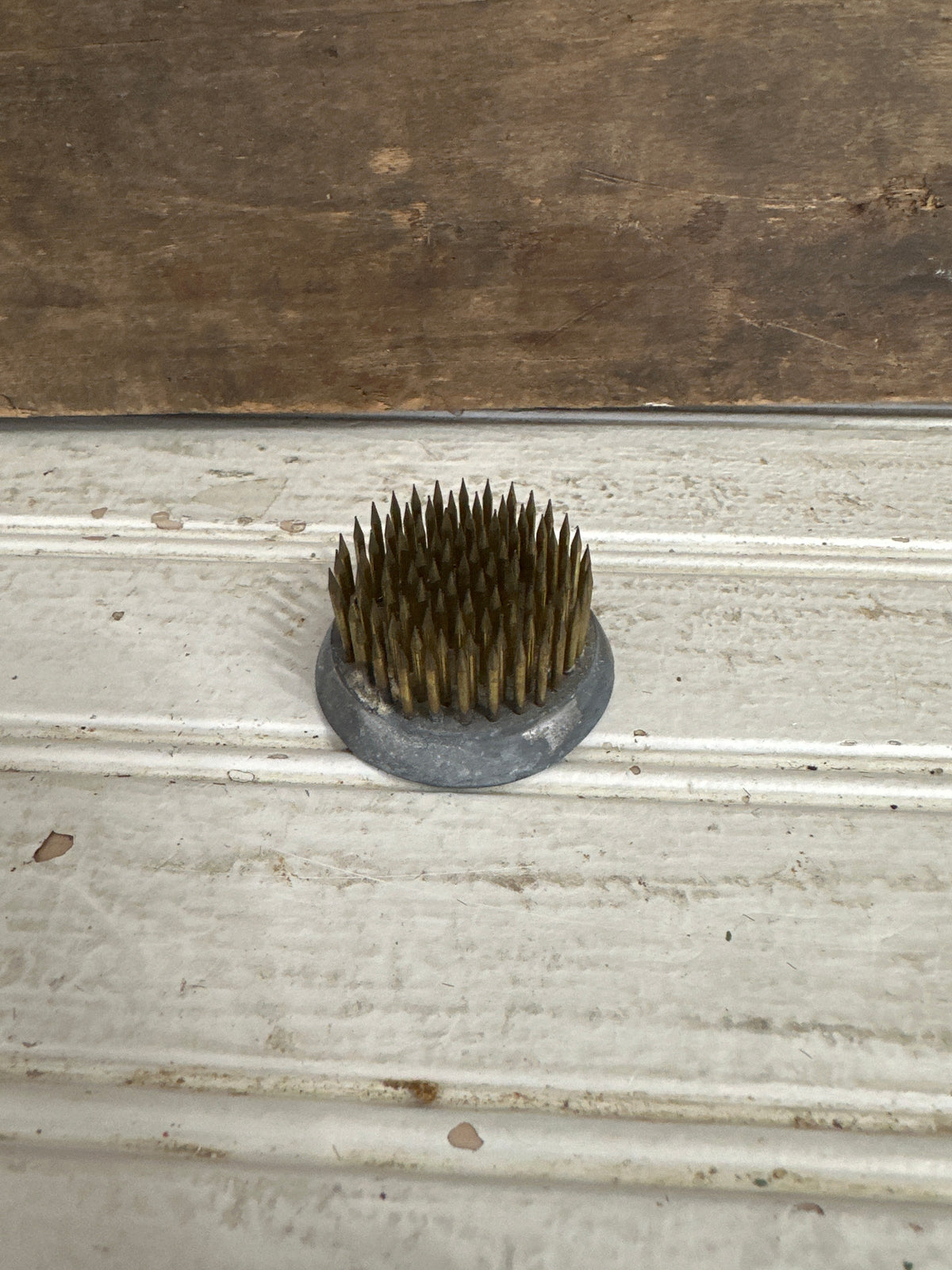 Metal flower frog-grey