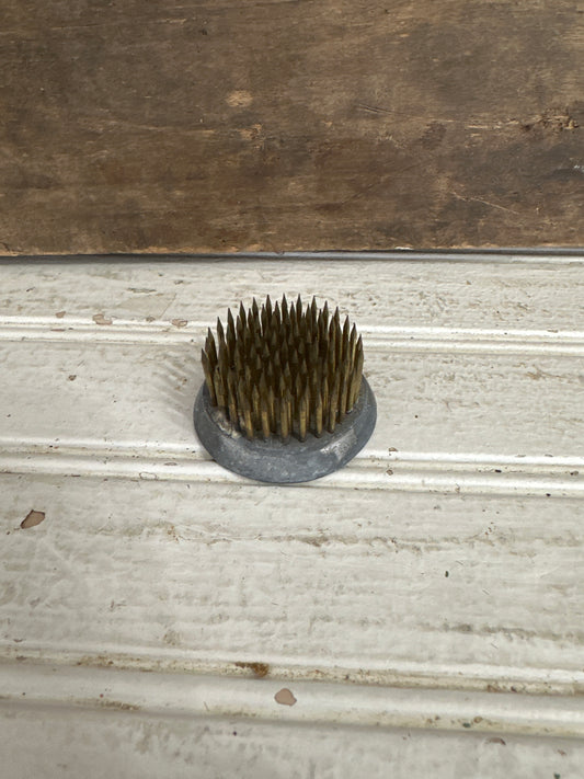 Metal flower frog-grey