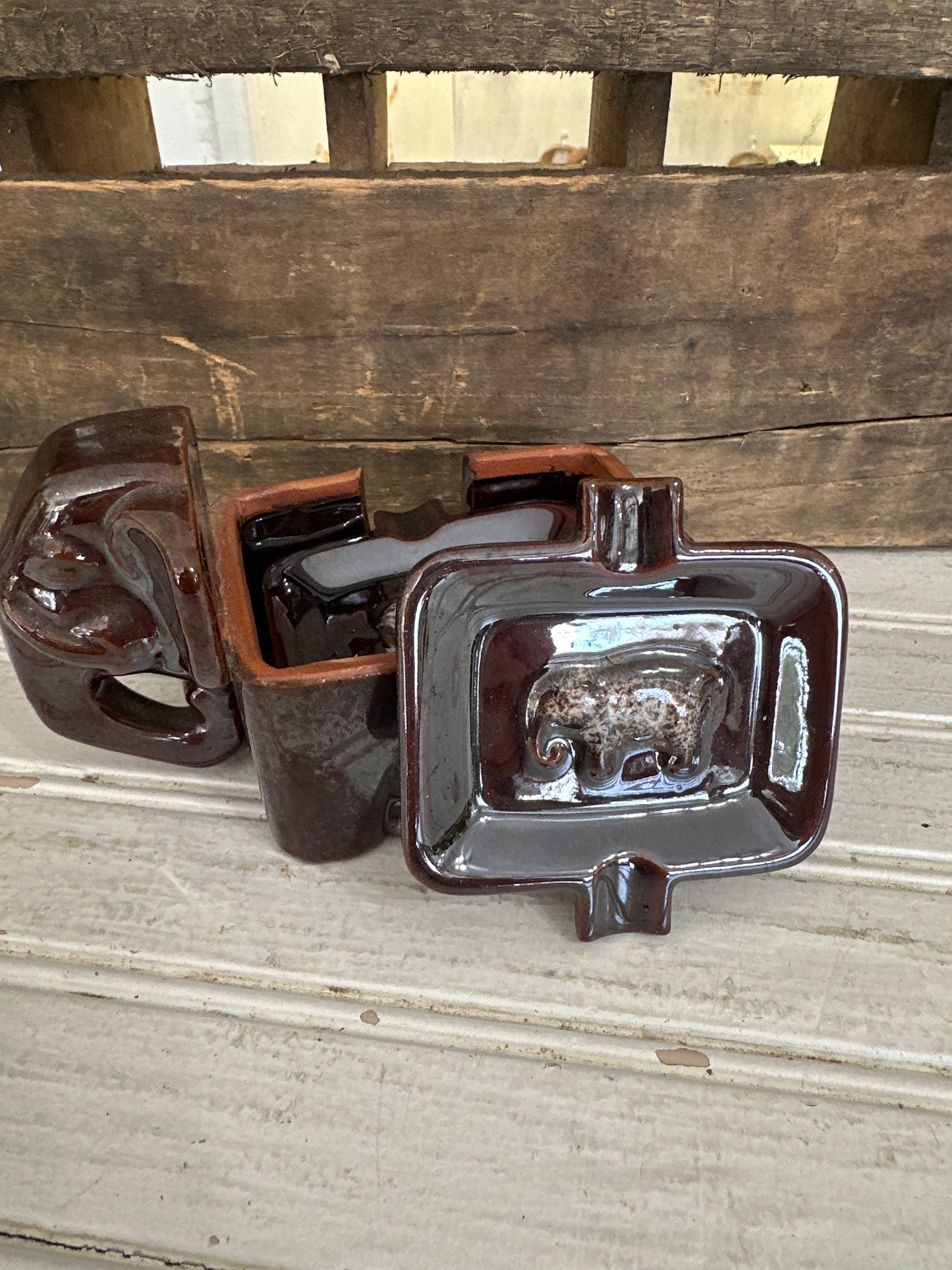 Elephant ash tray holder w/ ash trays