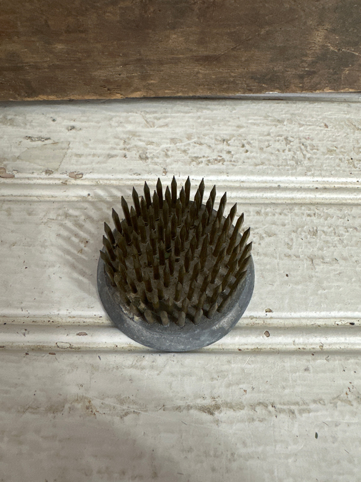 Metal flower frog-grey
