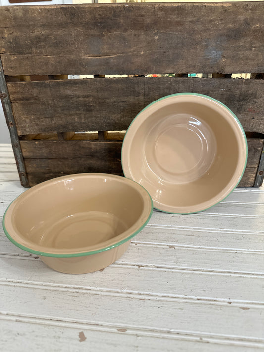Enamel pan- green edge
