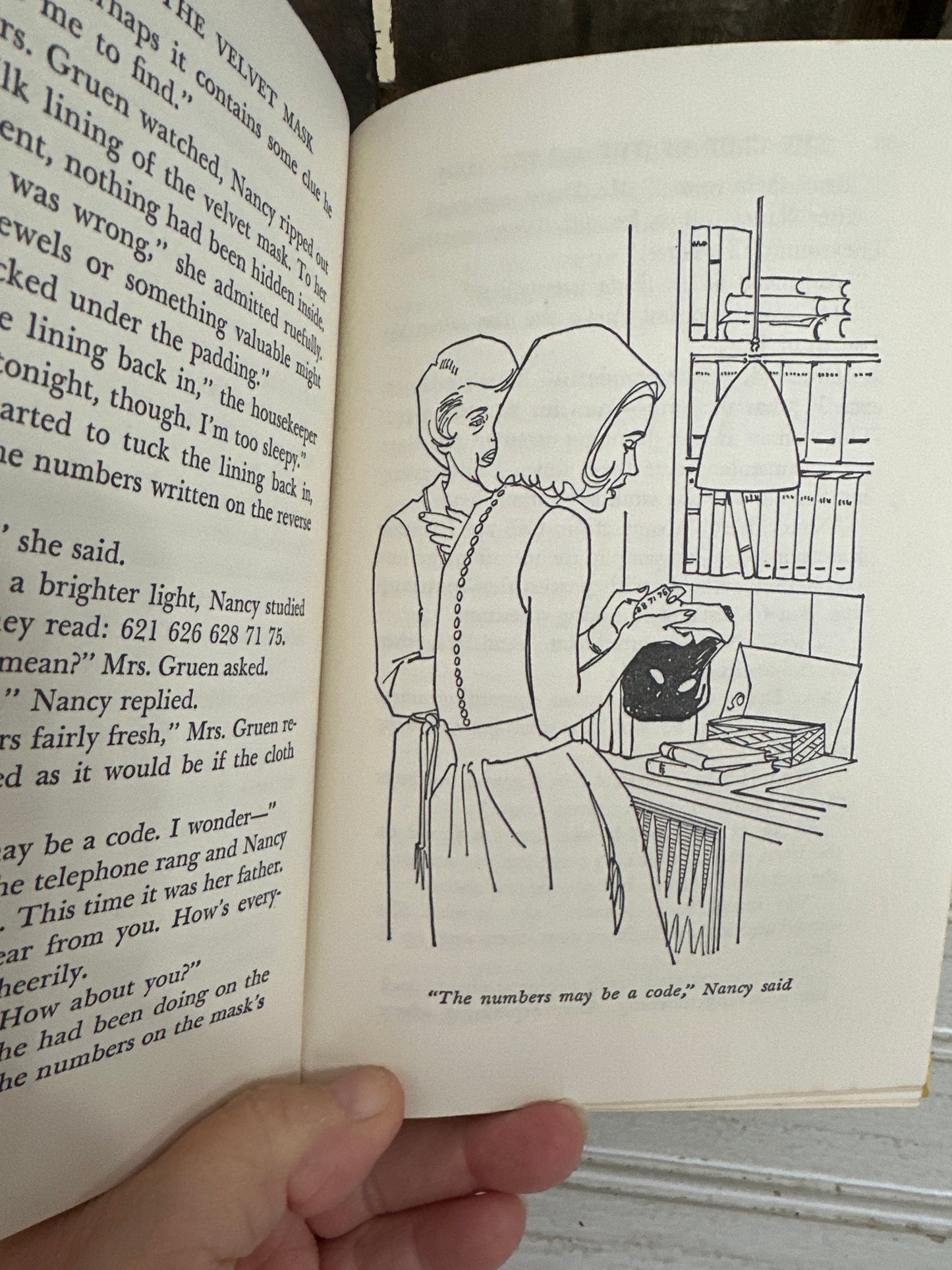 The Clue of The Velvet Mask- Nancy Drew #30