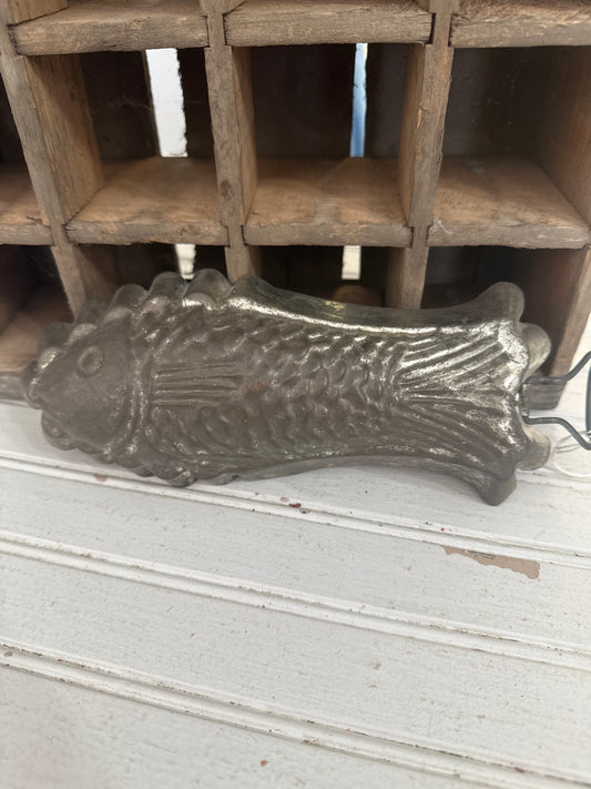 Metal fish mold