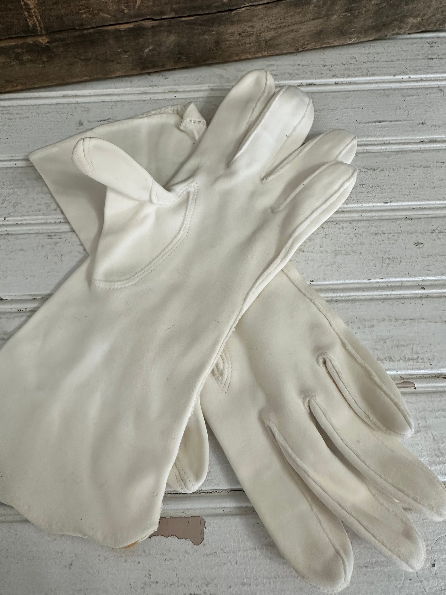 Millay E. Gloves