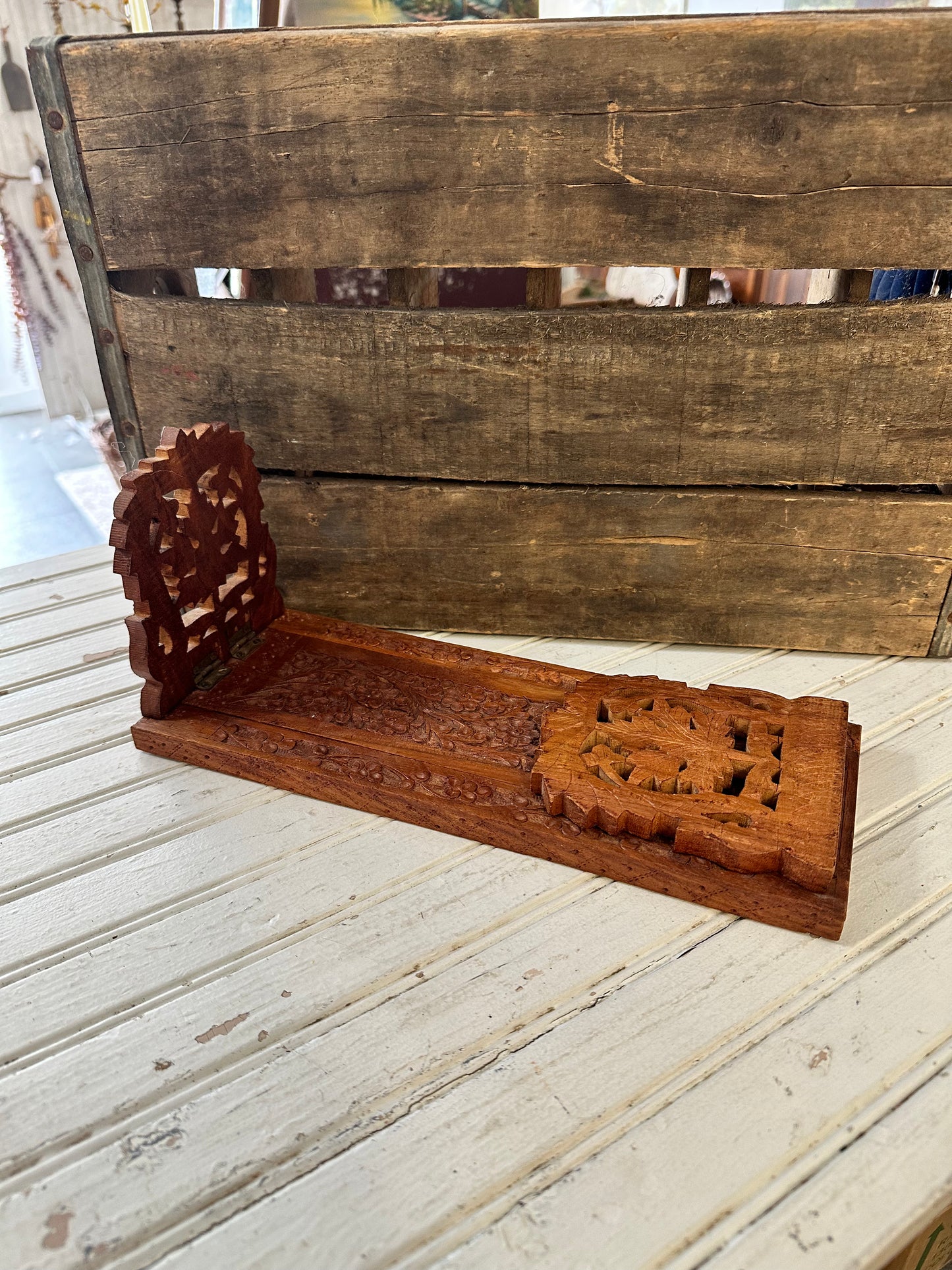 Wooden adjustable bookshelf