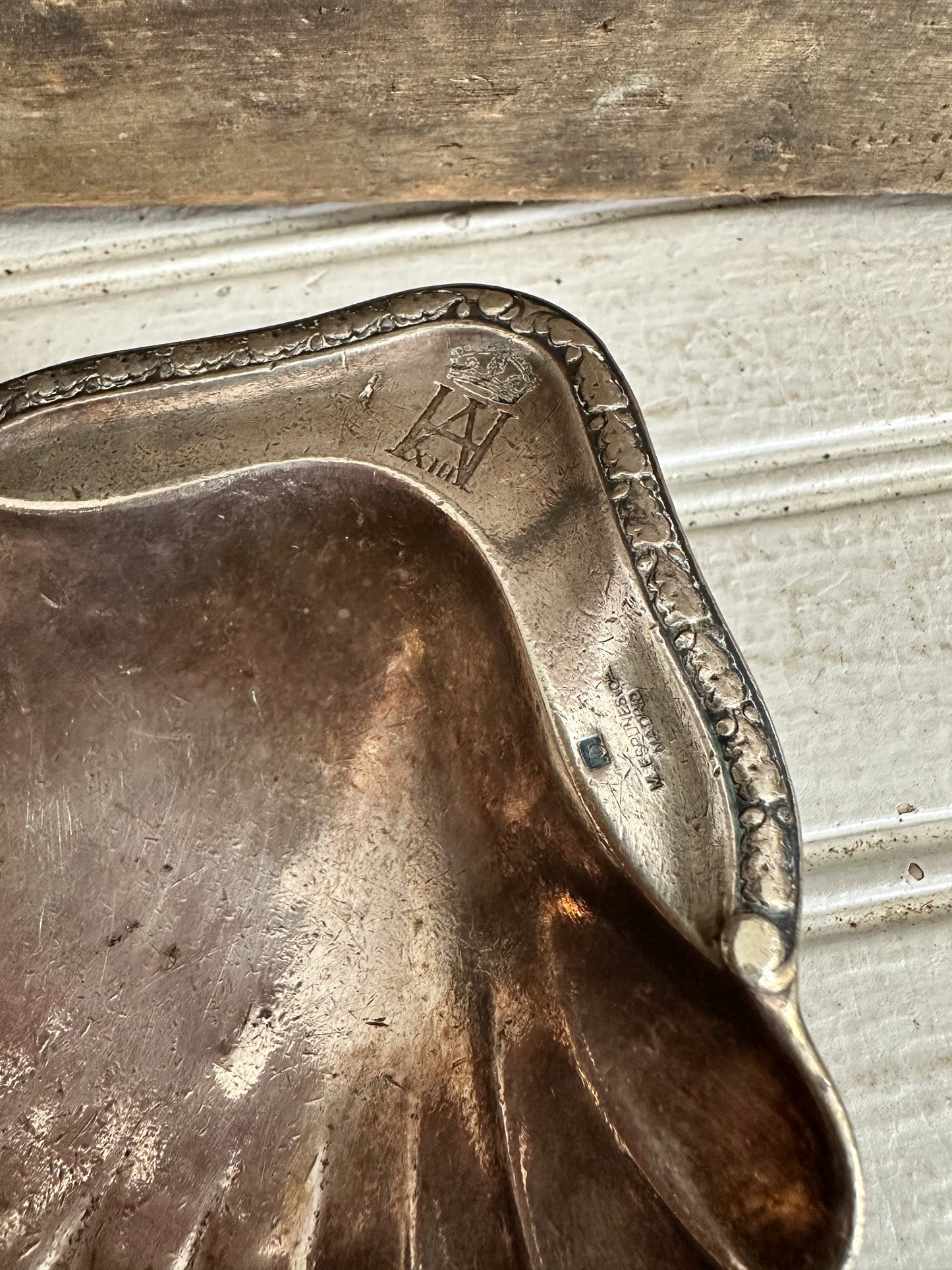 Shell footed dish