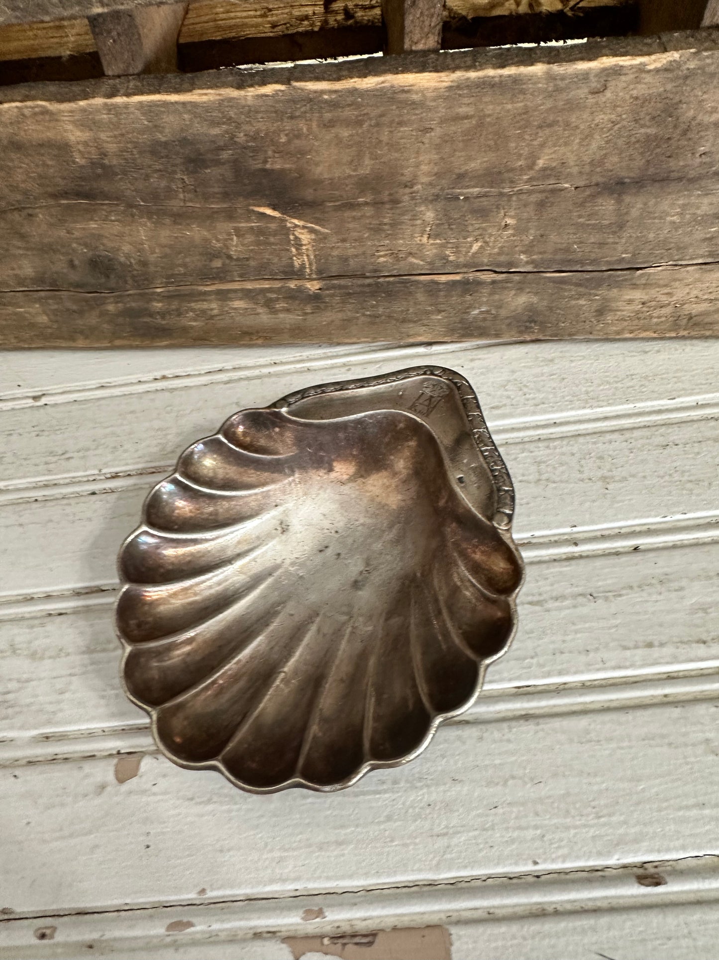 Shell footed dish